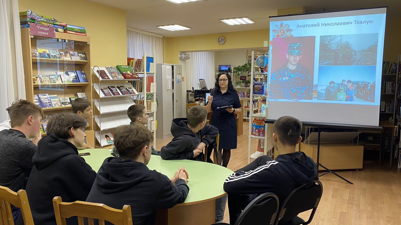 15 декабря 2022 Полицейские рассказали студентам Белоярского политехнического колледжа о коллеге, погибшем при исполнении служебного долга во время боевой командировки