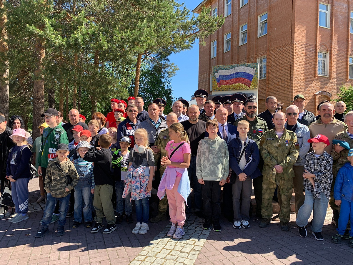 01 июля 2024 Общественники и полицейские в Белоярском возложили цветы к мемориалу «Землякам, погибшим в локальных войнах»