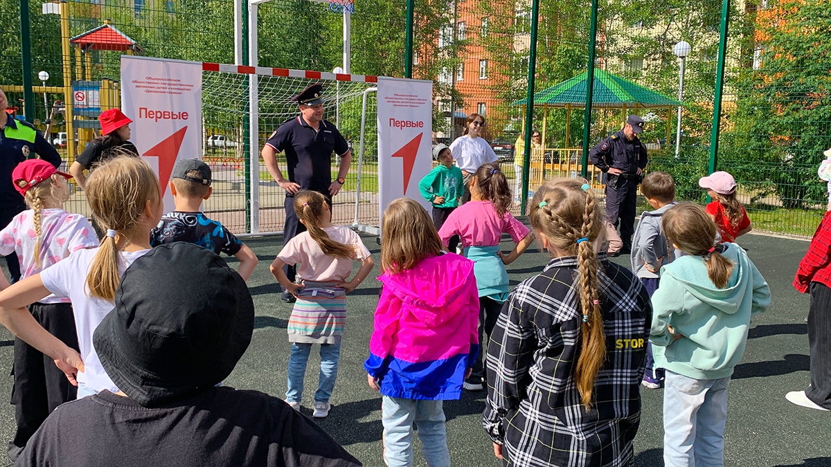 05 августа 2025 В Белоярском полицейские и общественники провели для ребят «Зарядку со стражем порядка»