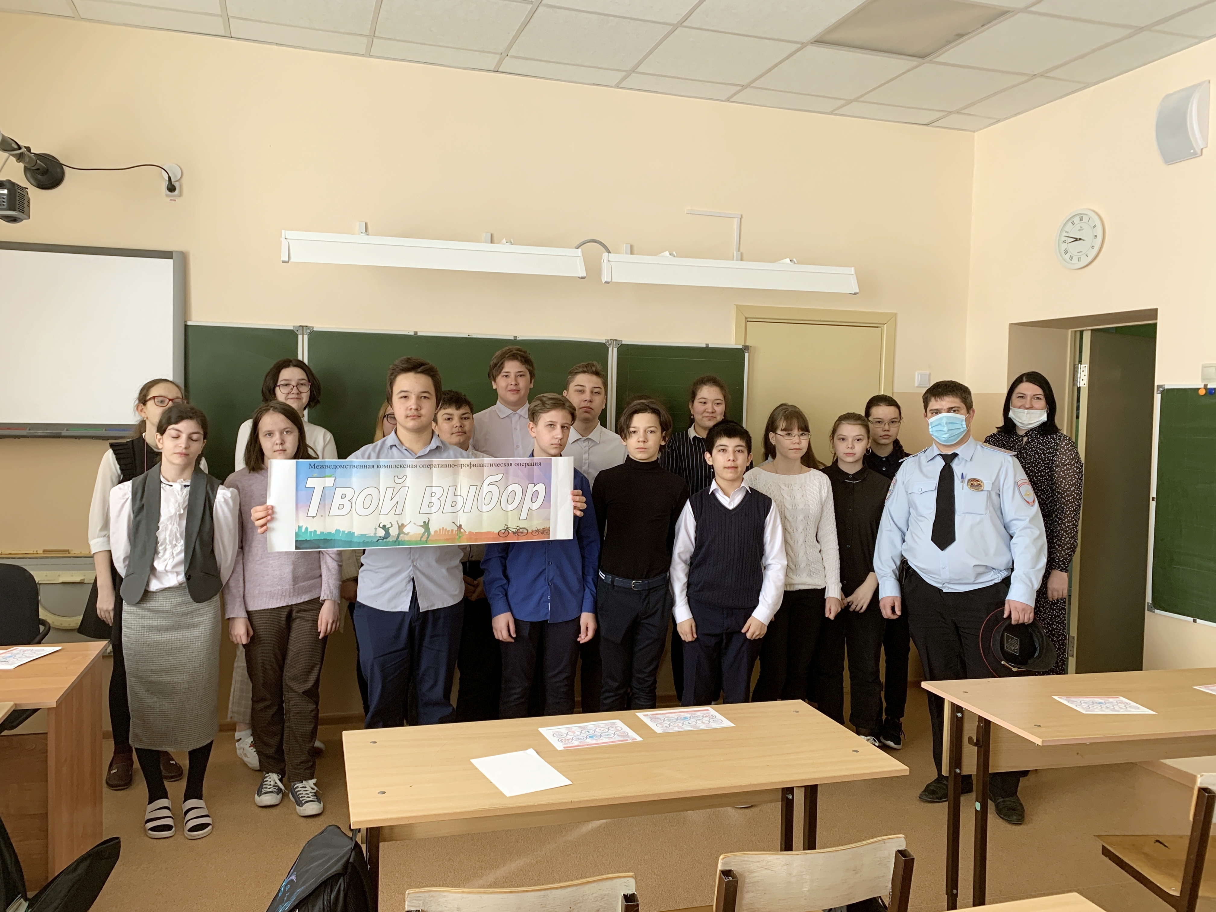 Полицейские и общественники проводят лекции с подрастающим поколением в рамках профилактической акции «Твой выбор»