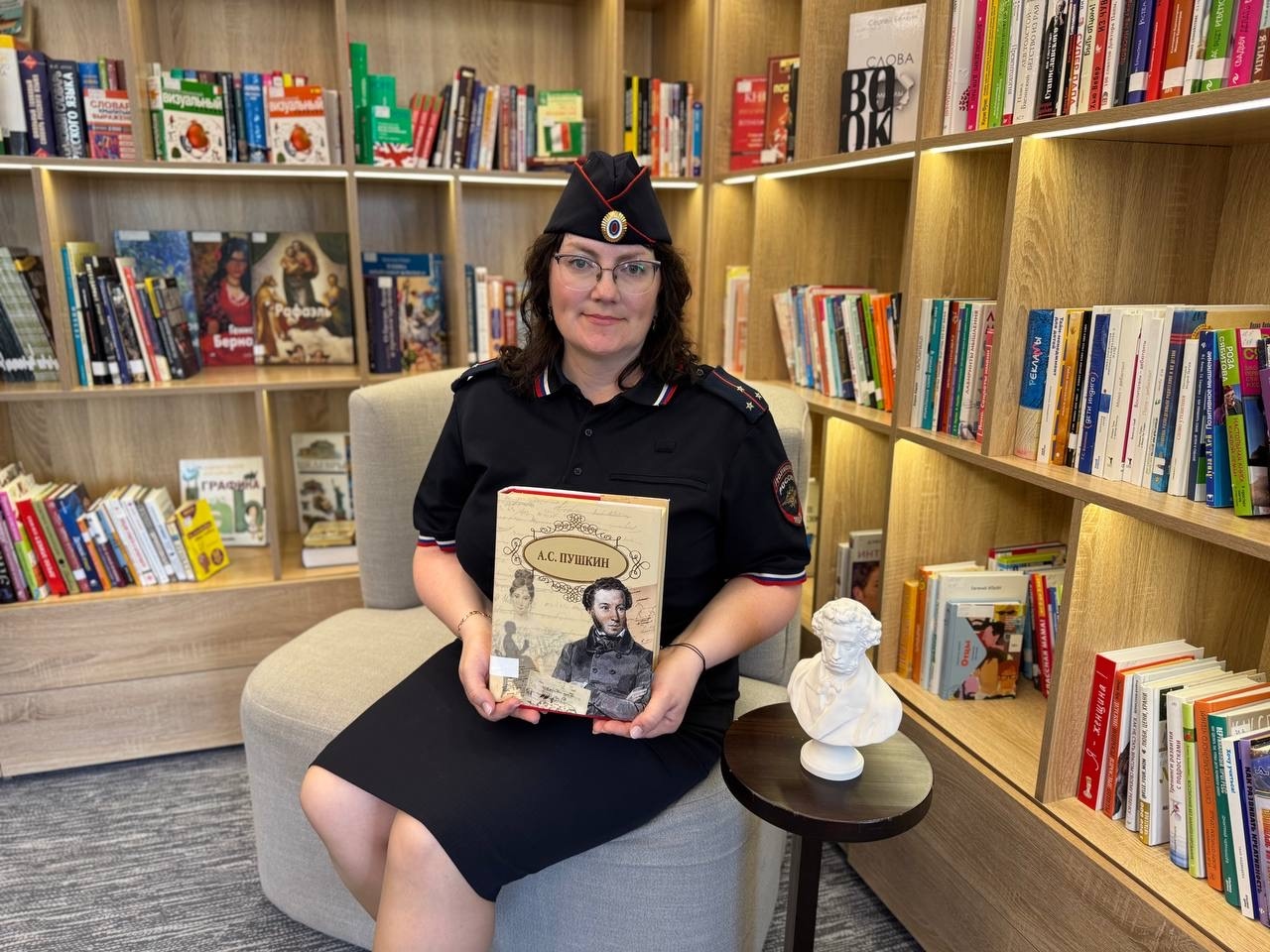 При поддержке членов Общественного совета при ОМВД России по Белоярскому району полицейские присоединились к флешмобу #ЧитаемПушкина