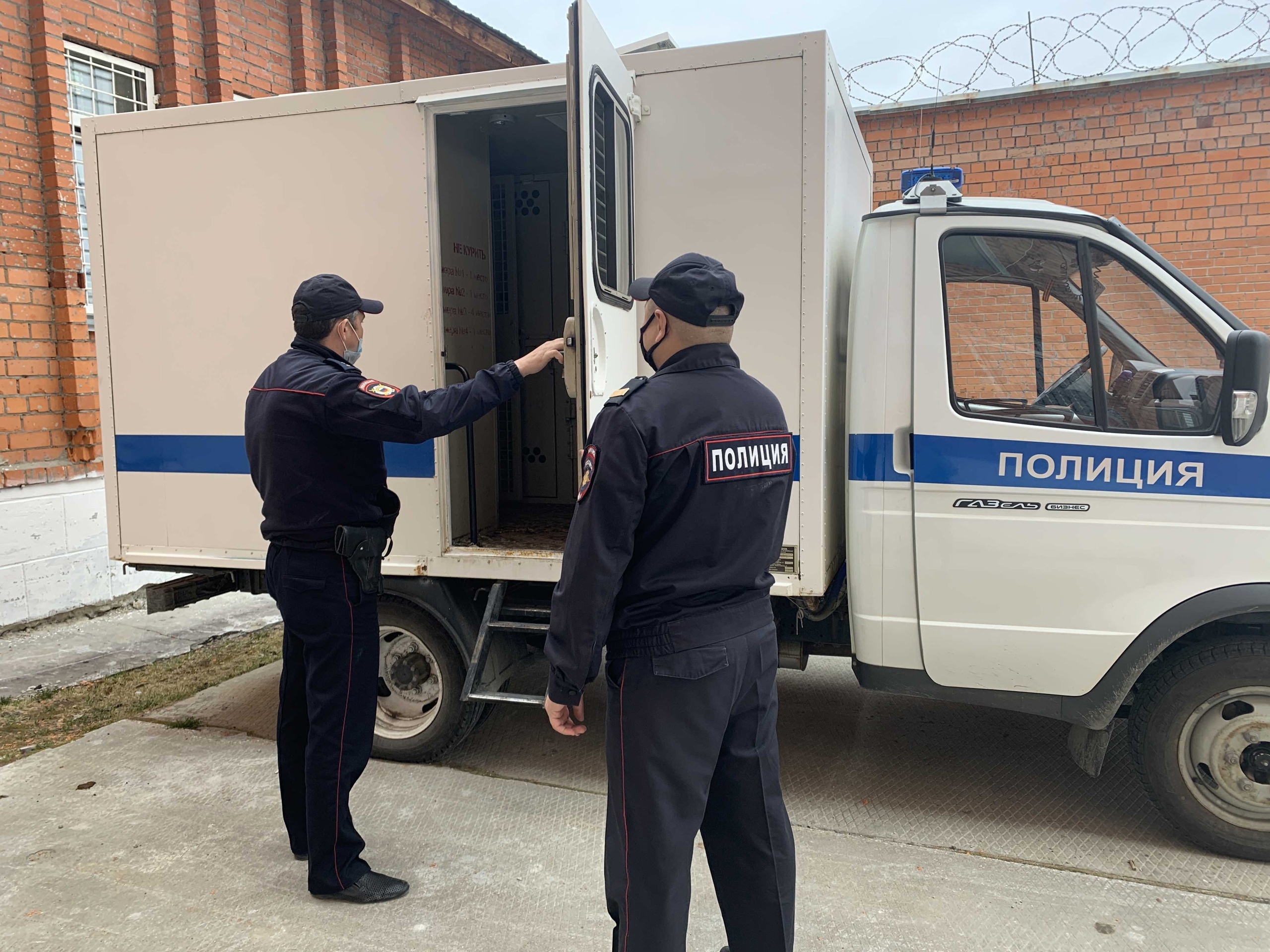 В профессиональный праздник в ОМВД России по Белоярскому району поздравили сотрудников охранно-конвойной службы