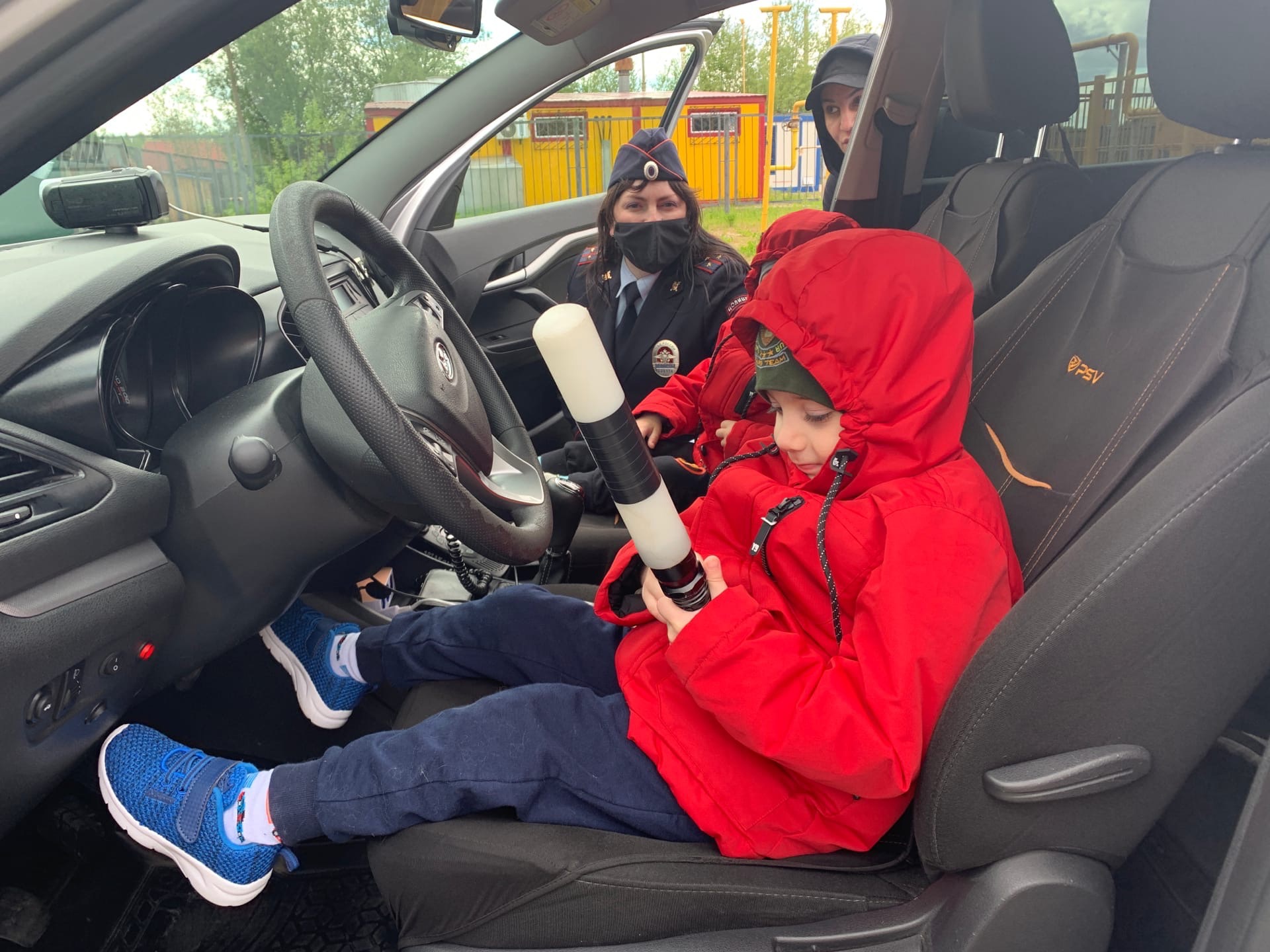 Полицейские Белоярского района продемонстрировала детям патрульную машину ГИБДД