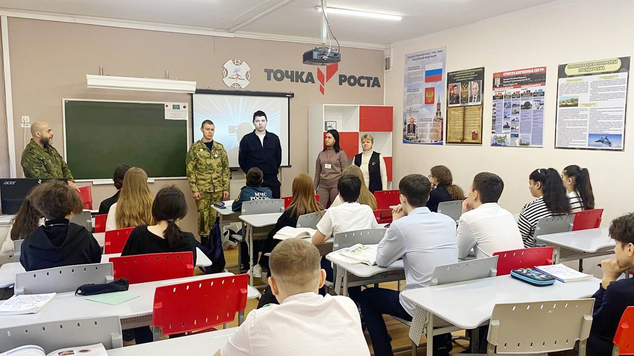 07 февраля 2025 В Белоярском полицейские и общественники встретились со школьниками в рамках акции «Один день с инспектором ПДН»