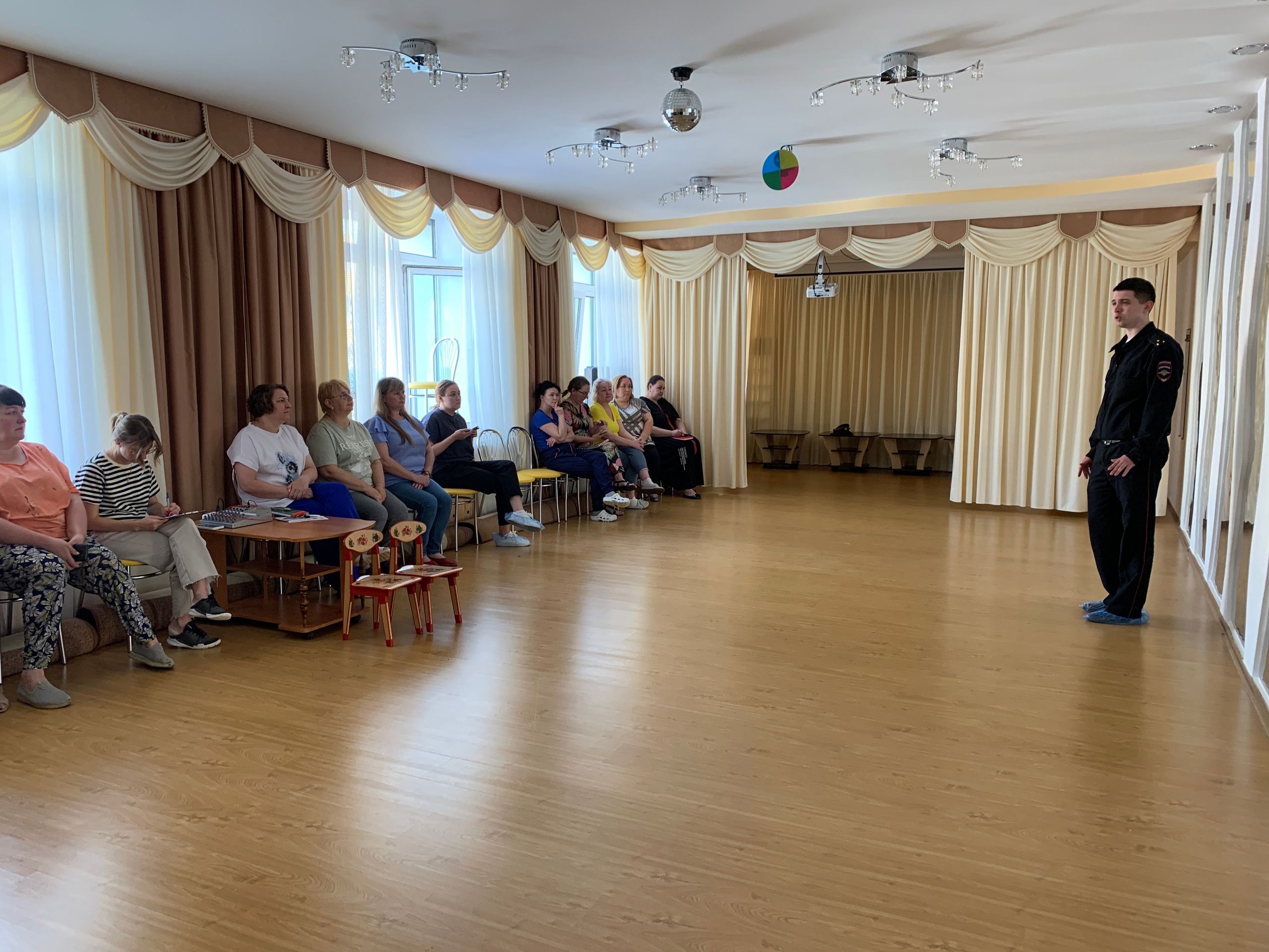 Полицейские Белоярского провели очередные встречи по профилактике мошенничеств