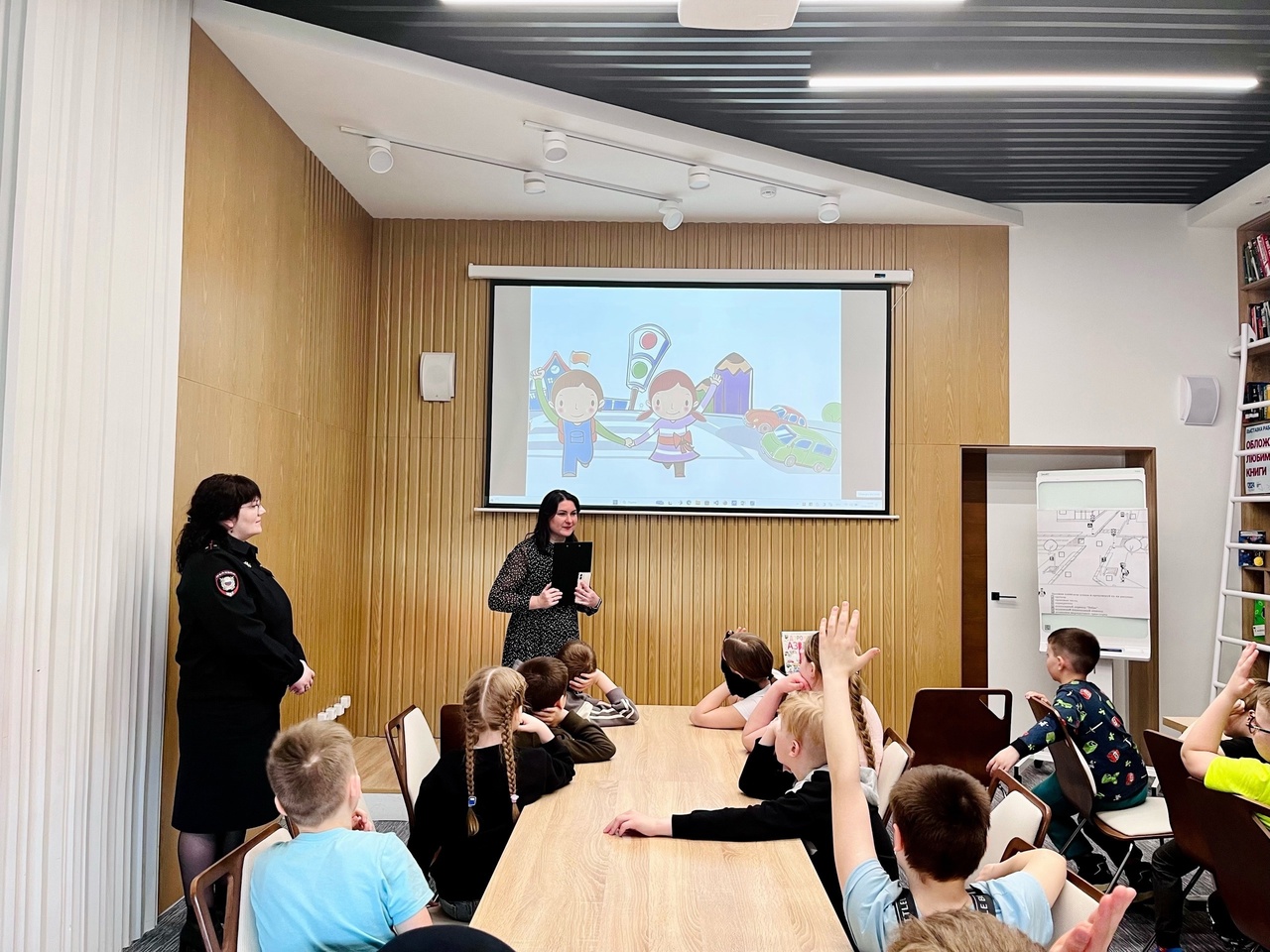 Полицейские, общественники и ветераны МВД в Белоярском проводят профилактические встречи с детьми