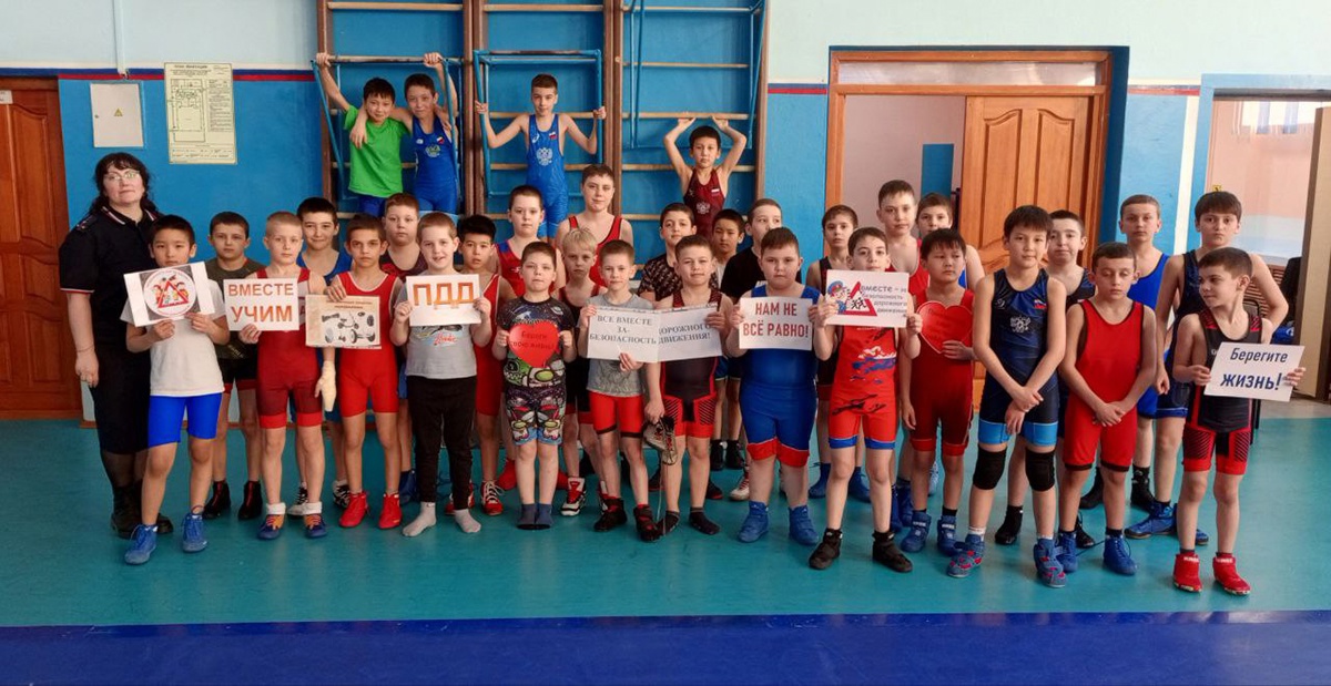 24 апреля 2025 В Белоярском общественники и госавтоинспекторы встретились с воспитанниками спортивной школы