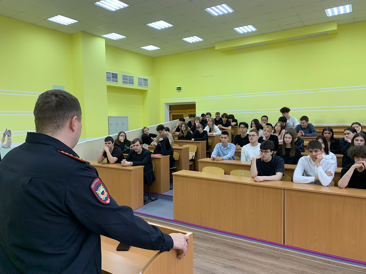 Две важные темы обсудили полицейские в Белоярском со студентами политехнического колледжа