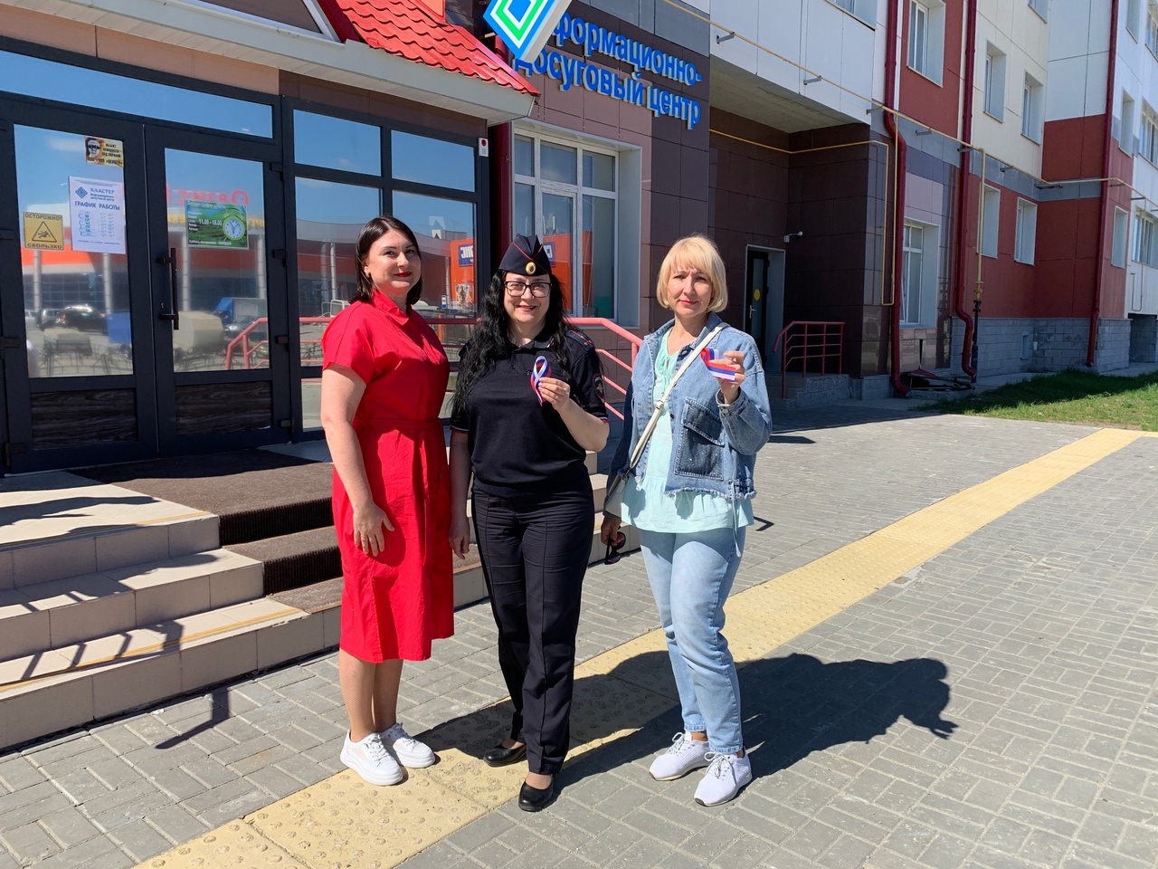 Члены Общественного совета в Белоярском поздравили горожан с наступающим Днем России