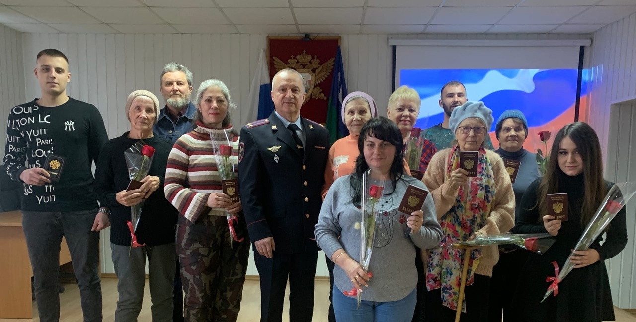 В Белоярском одиннадцать жителей новых субъектов России получили паспорта гражданина РФ