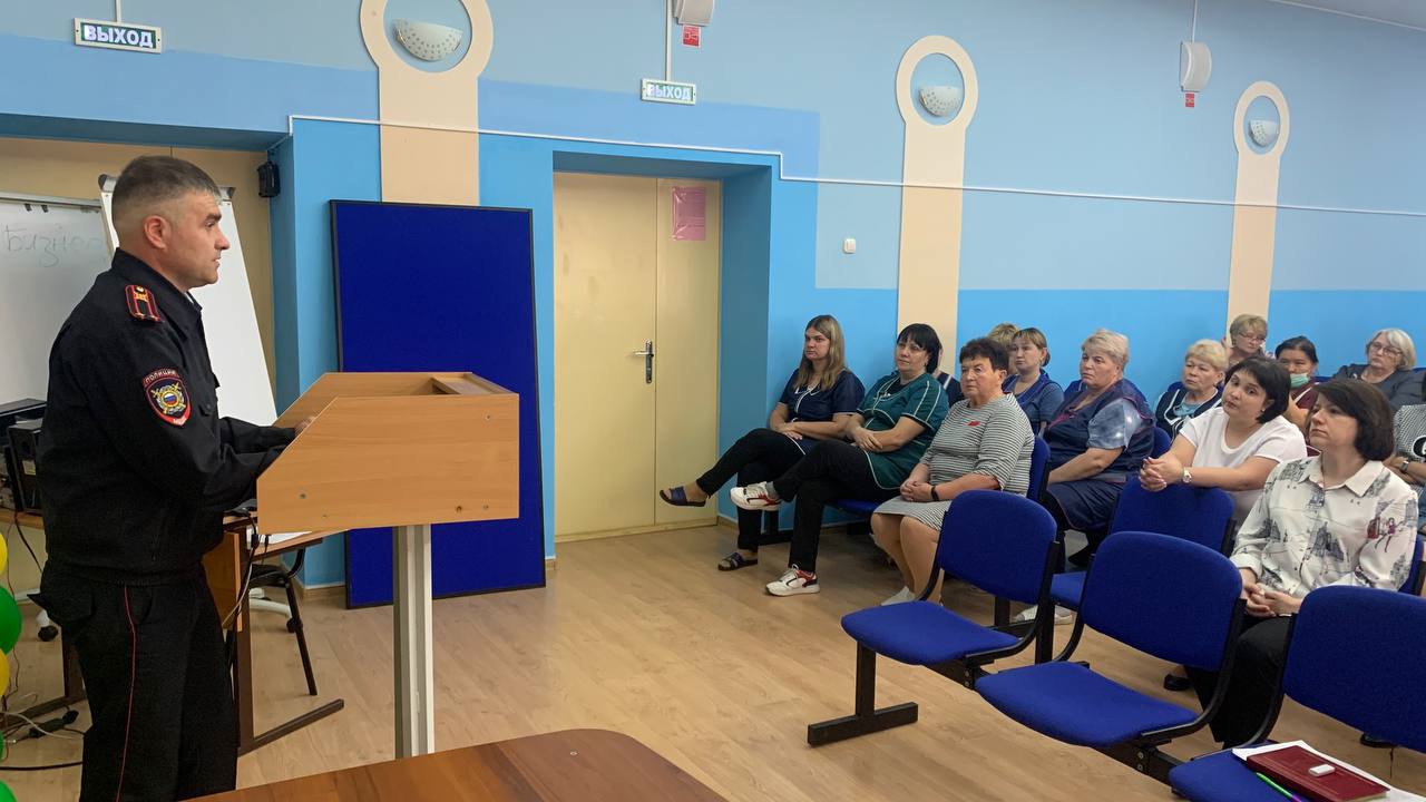 Тему профилактики мошенничества обсудили полицейские Белоярского с работниками школы