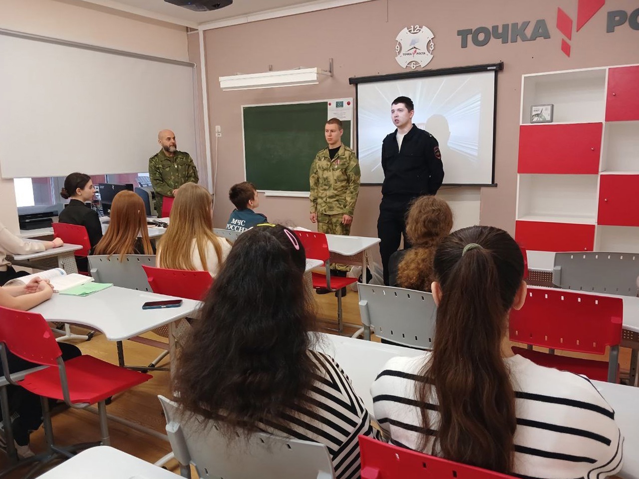 Совместно с общественниками полицейские Белоярского провели акцию «Один день с инспектором ПДН»