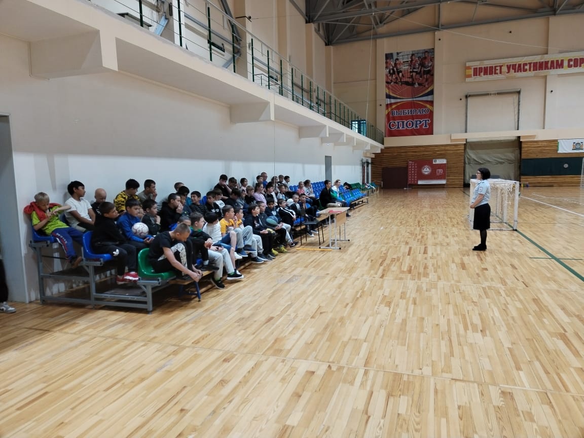 О безопасности в городе и на воде говорят инспекторы ОДН Белоярского с детворой