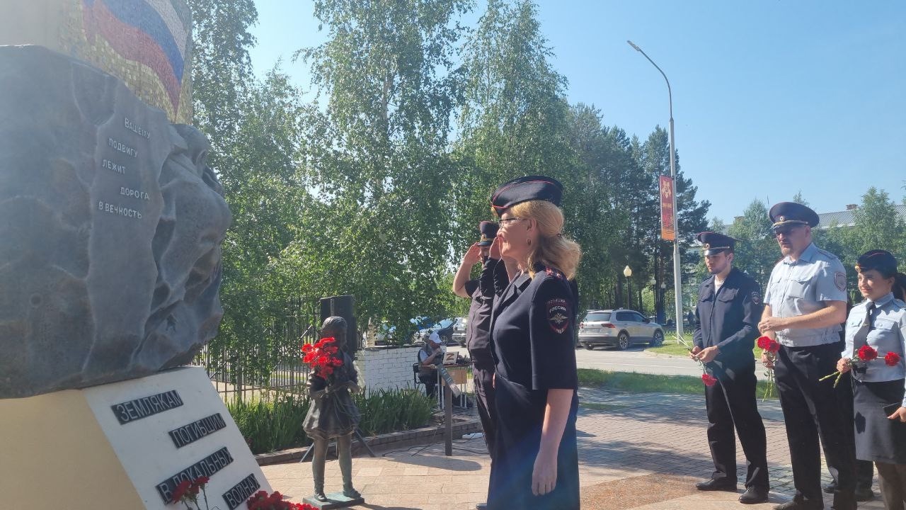 В День ветеранов боевых действий полицейские Белоярского возложили цветы к мемориалу «Землякам, погибшим в локальных войнах»