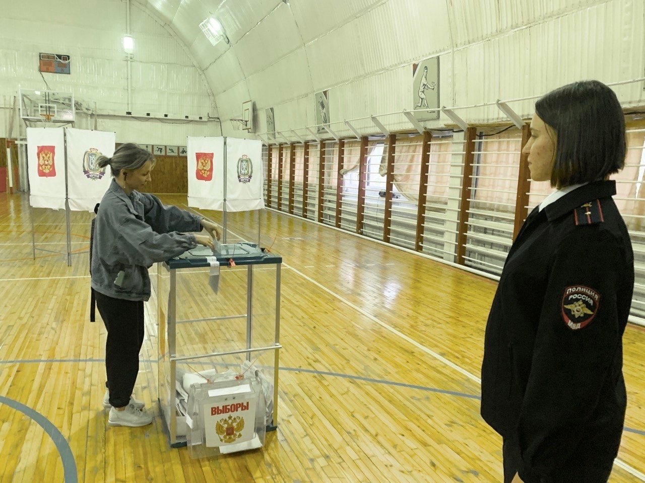  Полицейские Югры в полном объеме обеспечили правопорядок в Единый день голосования