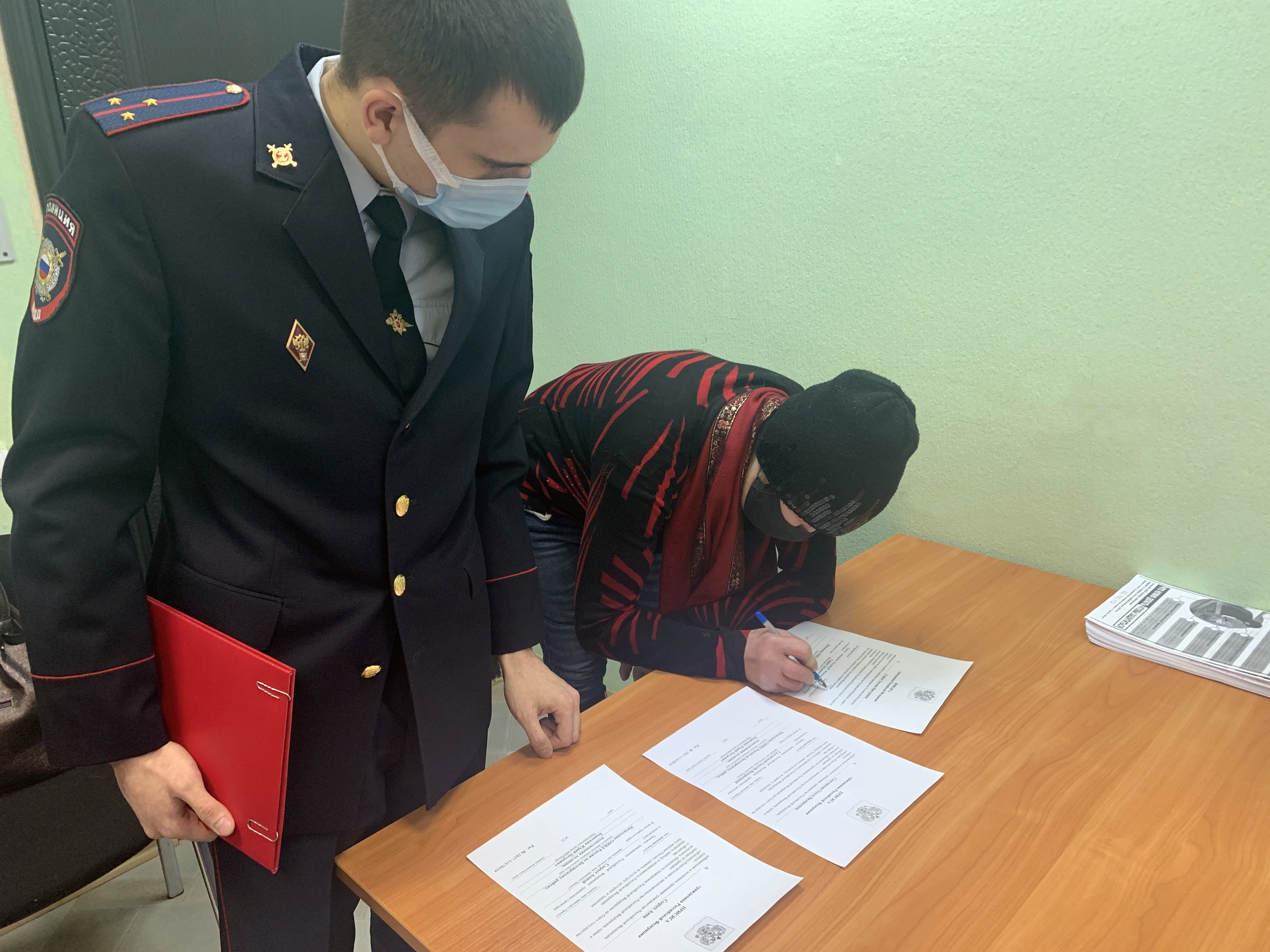 Трое иностранных граждан в Белоярском принесли Присягу гражданина РФ 