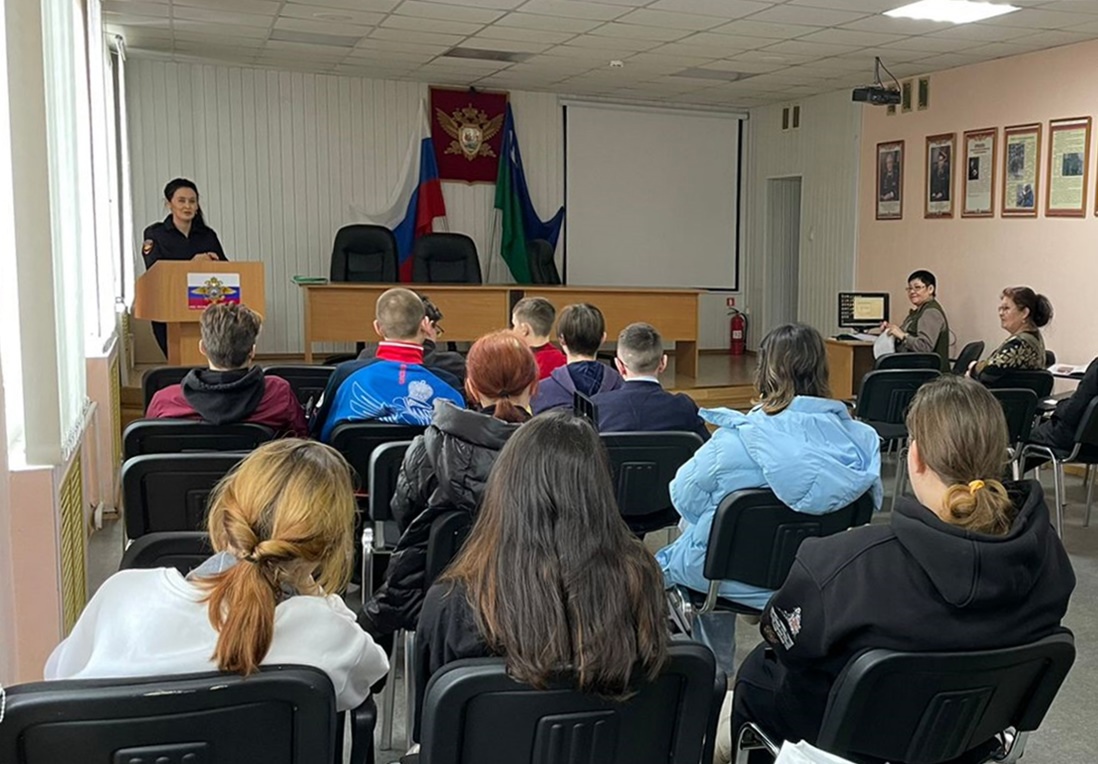 Полицейские и ветераны МВД Белоярского пообщались с подростками и их родителями