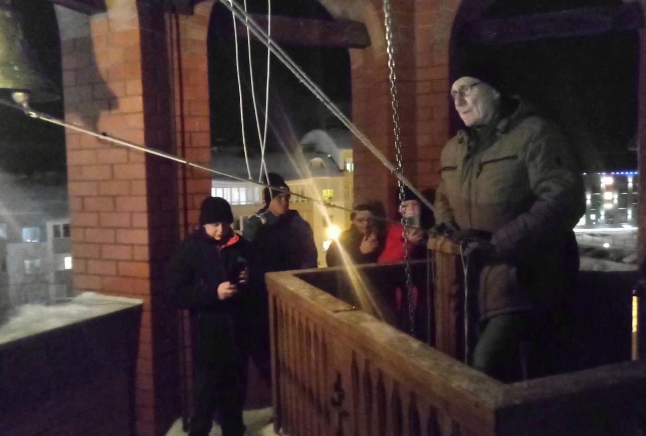 05 декабря 2023 Общественники и полицейские Белоярского организовали для кадетов экскурсию на колокольню Храма Преподобного Серафима Саровского