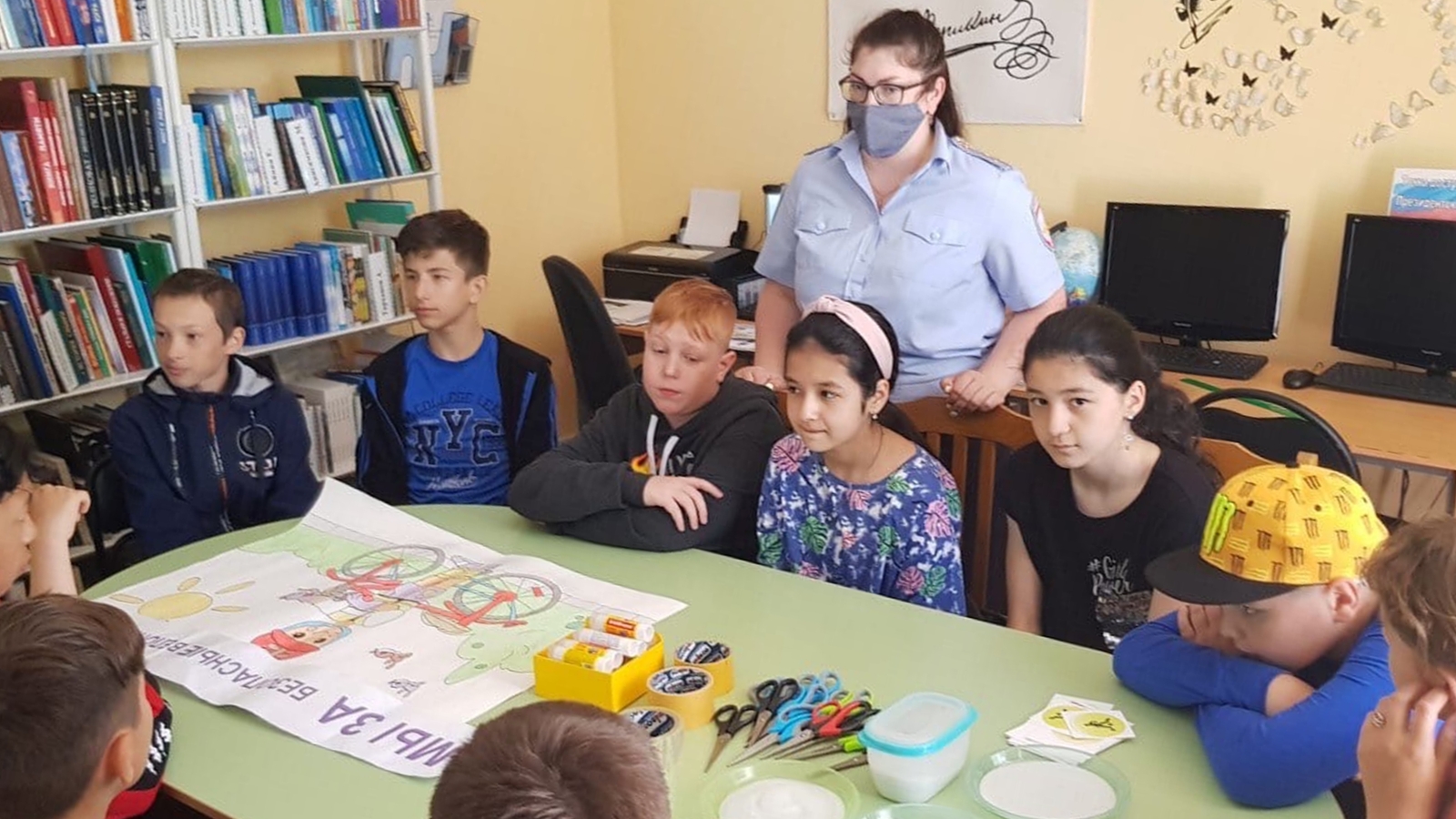 Общественники и госавтоинспекторы Белоярского сделали с ребятами брелоки-«светлячки»