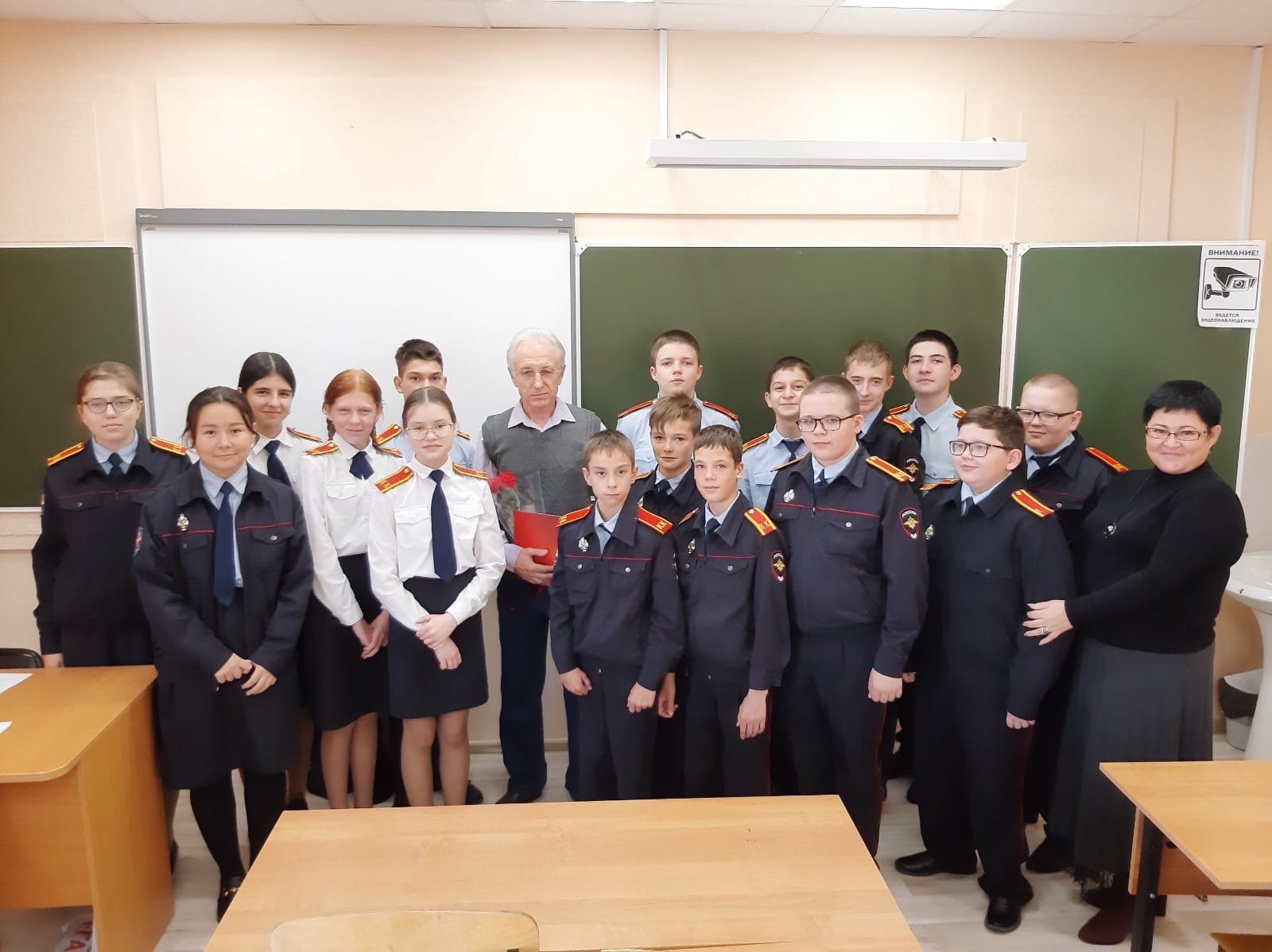 Кадеты правоохранительной направленности встретились в ветераном МВД