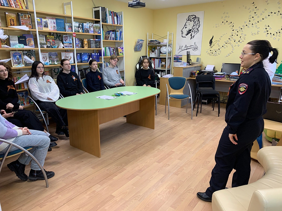 В Белоярском инспекторы по делам несовершеннолетних продолжают предпраздничные встречи с подростками