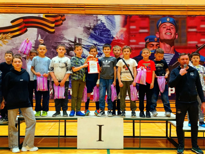 МЯЧ В ВОРОТАХ