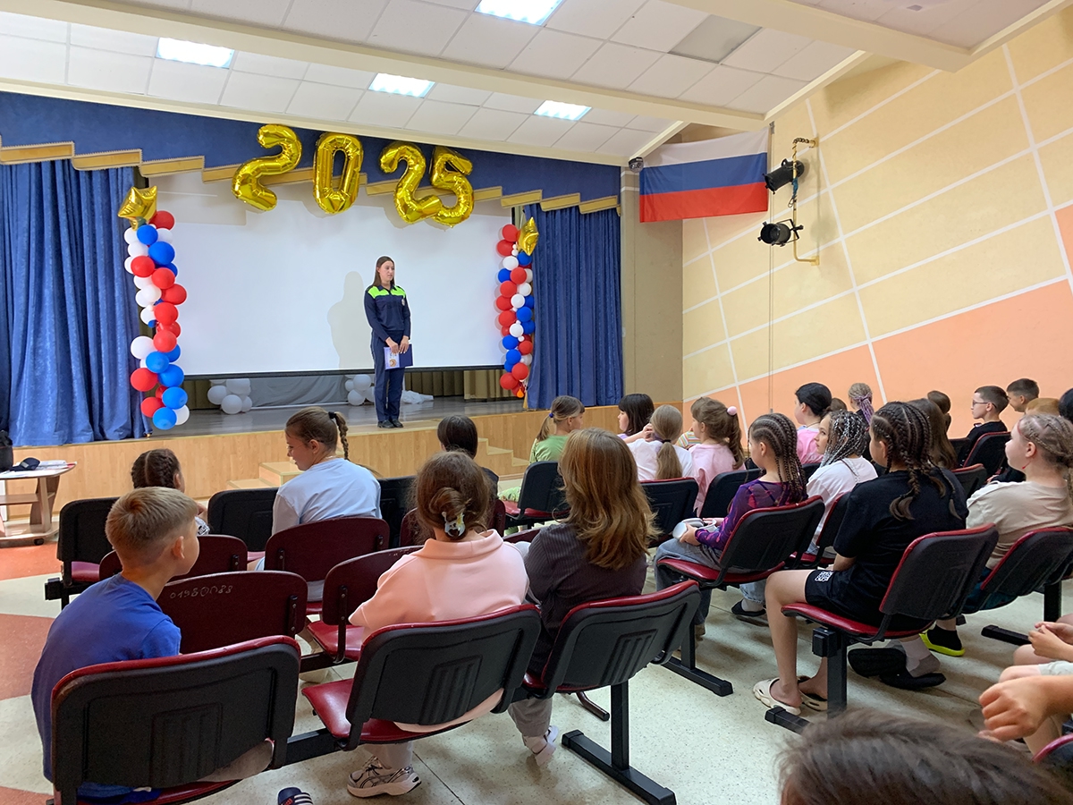 06 августа 2025  В Белоярском полицейские и общественники проводят профилактические беседы с детьми о безопасности