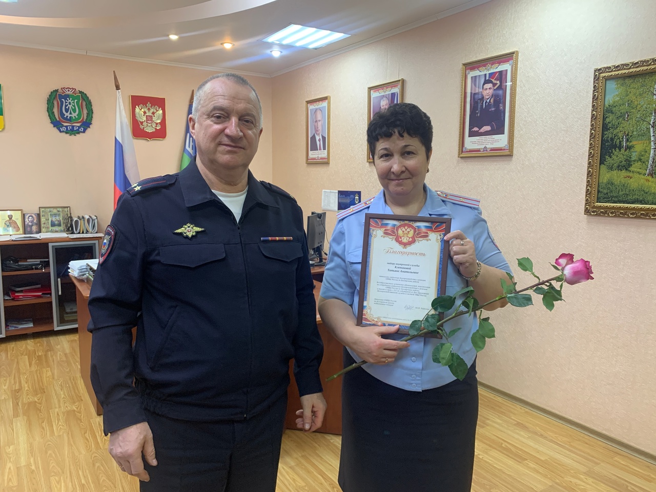 Сотрудников Отдела делопроизводства и режима ОМВД России по Белоярскому району поздравили с профессиональным праздником