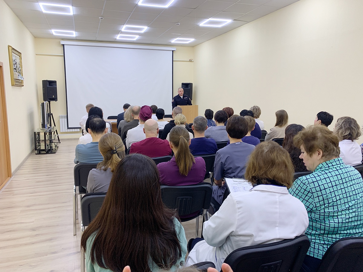 В Белоярском полицейские встретились с работниками районной больницы и обсудили тему мошенничества