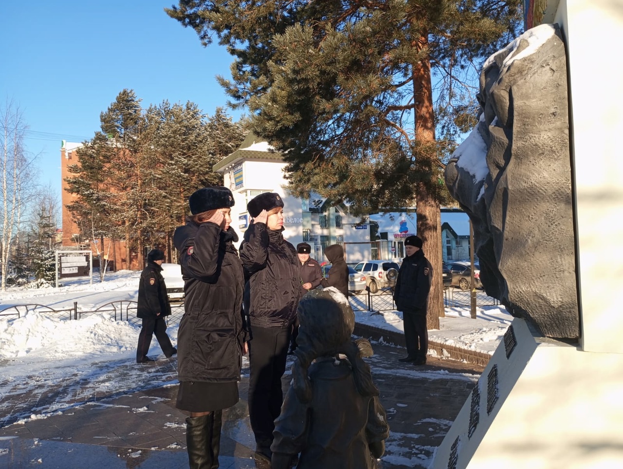 В День памяти погибших при выполнении служебных обязанностей сотрудников органов внутренних дел Российской Федерации, полицейские Белоярского возложили цветы к мемориалу «Воинам, погибшим в локальных войнах»