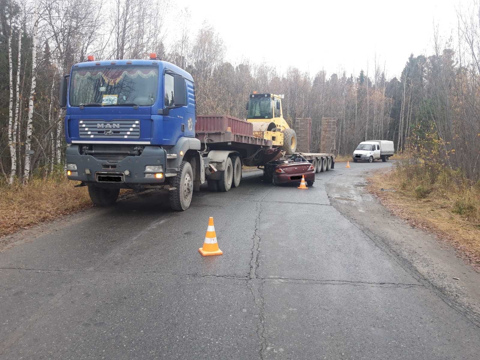 В Белоярском легковушка столкнулась с полуприцепом