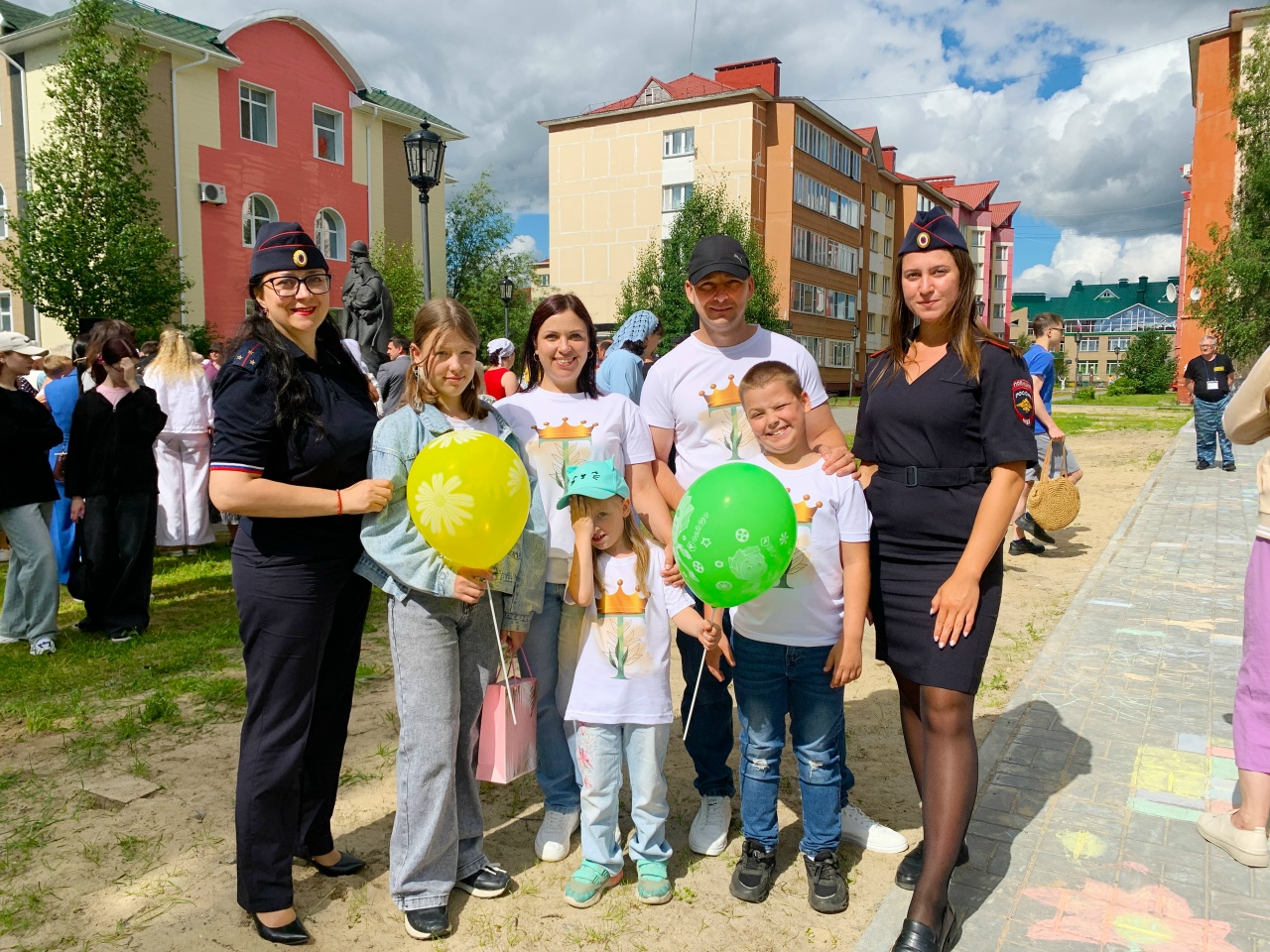 Полицейские Белоярского приняли участие в «Параде многодетных семей»