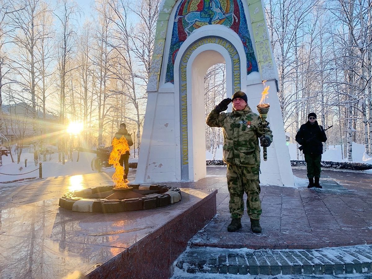 Полицейские Югры приняли участие в церемонии приветствия Вечного огня с могилы Неизвестного солдата