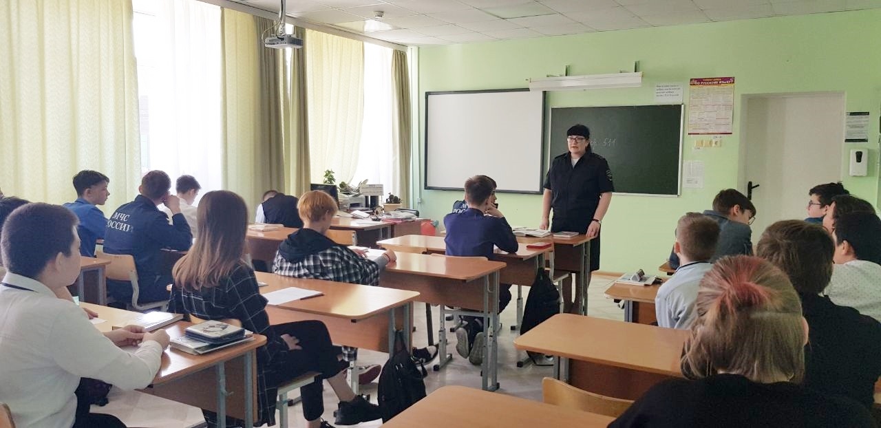 Полицейские Белоярского рассказывают старшеклассникам школ района, как уберечь себя на дороге