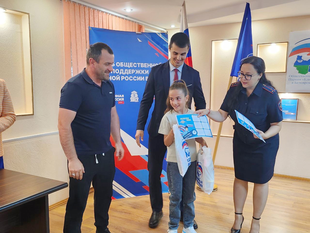 Полицейские и общественники Белоярского принимают участие в акции «Помоги пойти учиться»