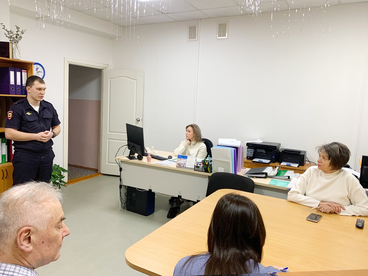 29 января 2025  В Белоярском полицейские и общественники проводят профилактику IT-преступлений с работниками дополнительного образования