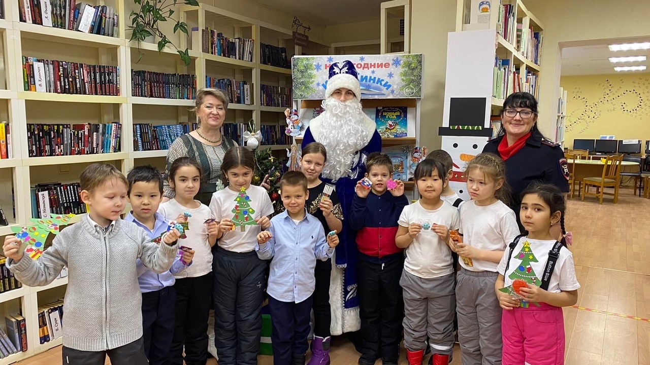 Полицейский Дед Мороз поздравил белоярских первоклашек